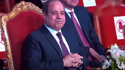 السيسي يبكي متأثرًا بأطفال قادرون باختلاف.. شاهد