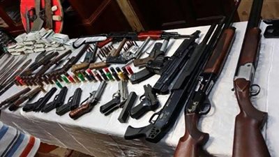 ضربات على تجار السلاح.. ضبط 79 مسدسًا من دون ترخيص