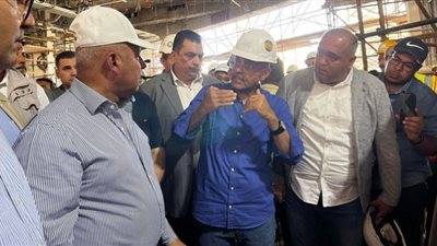 وزير النقل يستمع لشرح تفصيلي من مهندسي محطة قطارات صعيد مصر بالجيزة