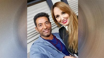 صورة جديدة لعمرو سعد مع زوجته في المصيف