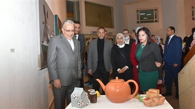 رئيس قطاع الفنون التشكيلية يفتتح الدورة الـ33 من صالون الشباب