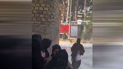 سيدة أفغانية تحتج على حظر التعليم الجامعي وطالبان ترد عليها (فيديو)