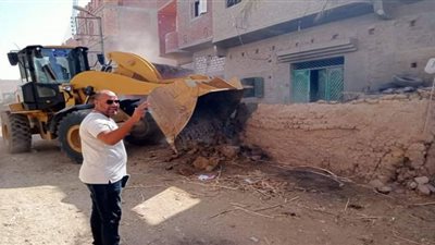إزالة التعديات على الطريق العام بقرية أبو مناع غرب بقنا