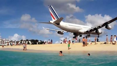 فيديو مرعب| طائرة تهبط فوق رؤوس السياح