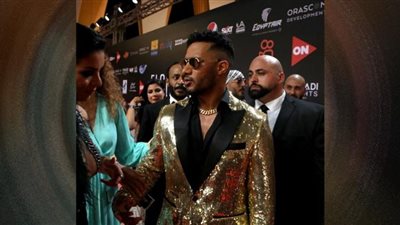 شبيه محمد رمضان يقتحم حفله بالعلمين| من هو الأسطورة الحقيقي (فيديو)