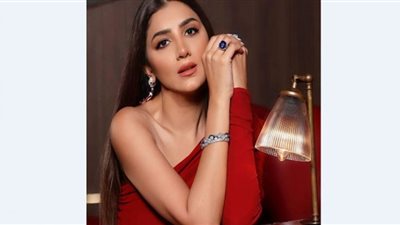 مي عمر تتألق بفستان قصير في عيد ميلادها| صور