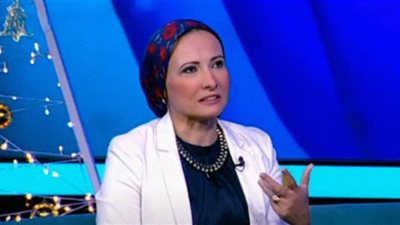 أستاذة إعلام تحذر من مسخ الوعي بالتريندات.. سطحية وتفاهة | فيديو