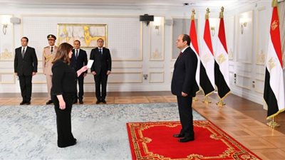 السفيرة سها جندي وزيرة الهجرة الجديدة تؤدي اليمين الدستورية أمام الرئيس