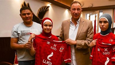 الأهلي يحقق أمنية أحد ذوي الهمم ويمنحه بطاقة عضوية.. فيديو