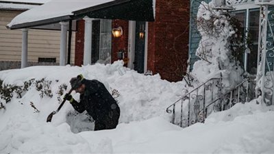 عاصفة مدمرة.. سكان نيويورك يكافحون تحت الثلوج