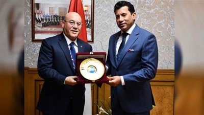 وزير الرياضة يشيد بخطة الاتحاد العربى لتطوير المصارعة ويرحب باستضافة فعاليات الاتحاد