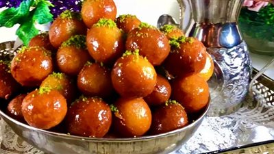 حلوى سريعة ولذيذة.. طريقة عمل زلابية بالعسل