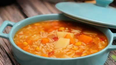 تغلبي على برد الشتاء وحضري شوربة لسان عصفور بالخضار الصحية