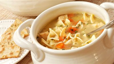 حضري شوربة المكرونة بالدجاج | لمقاومة نزلات البرد
