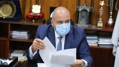 محافظ قنا ورئيس جامعة جنوب الوادي يعزيان أسر ضحايا حريق كنيسة المنيرة