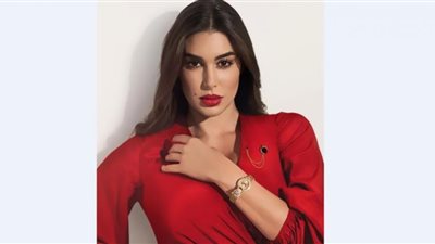 ياسمين صبري تهوس متابعيها بفستان من الورود الملونة