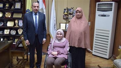 رئيس جامعة بنى سويف يدعم ميار حسين من ذوي الهمم لاستكمال الدراسات العليا