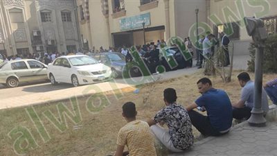 أهالي ضحايا كنيسة أبو سيفين يفترشون أرصفة مستشفى العجوزة (بالصور والفيديو)