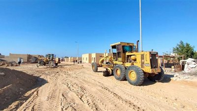 البدء في أعمال خطة رصف الطريق العام بمنازل متضرري السيول بحي السادات برأس سدر