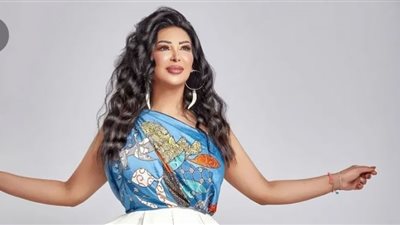 شاهيناز تواكب الموضة والاحتشام يزيد من أناقتها