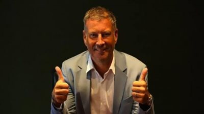 ميكالي وكلاتنبرج يتابعان مباراة الأهلي والمقاصة بكأس مصر