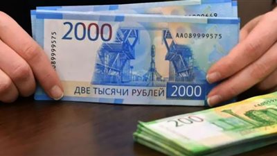 الروبل الروسي يسجل أدنى مستوى في 8 شهور