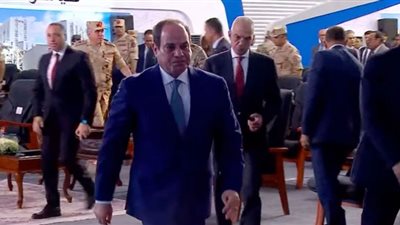 السيسي: مستعدون لتوفير كل مواد الحماية للعاملين في مصنع الرمال السوداء