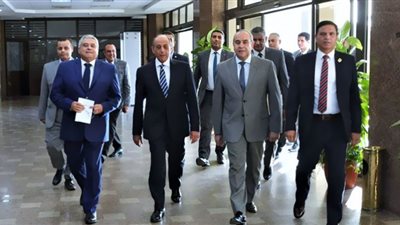 الفريق محمد عباس وزير الطيران المدنى يستقبل الطيار محمد منار