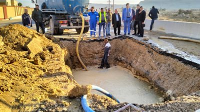 إصلاح كسرخط مياه فايد الرئيسي بالإسماعيلية.. صور