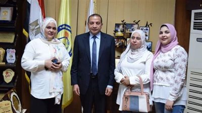رئيس جامعة بنى سويف يستقبل سيدة التحقت بكلية بعد كفاح مع الأمية