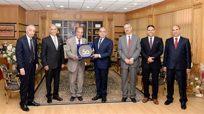 رئيس جامعة المنصورة يستقبل أبطال عملية ميناء إيلات