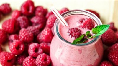 اصنعي سموذي التوت الأحمر لمد الجسم بالفيتامينات