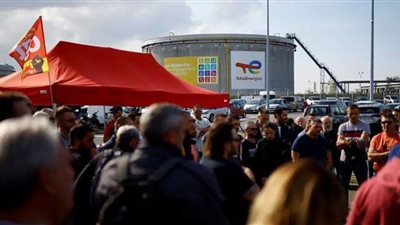 عمال شركة توتال إنرجيز الفرنسية ينهون إضرابهم