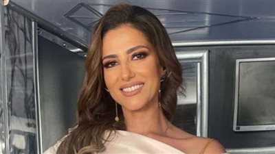 حنان مطاوع تشعل الأجواء بالأبيض والأوف شولدر (شاهد)