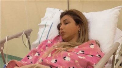 شاهد.. المطربة أروى على فراش المرض وتعرضها لوعكة صحية