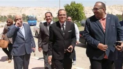 رئيس جامعة سوهاج يتابع اختبارات المتقدمين لشغل وظائف شركة مياه الشرب