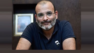 أيمن بهجت قمر يحصل على البكالوريوس.. رحلة كفاح عمرها 20 عامًا