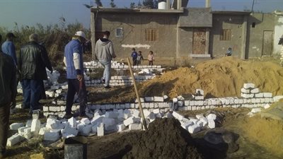 إزالة فورية لحالتي تعدٍ بالبناء من دون ترخيص بمركزي القنطرة وأبو صوير