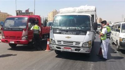 رفع 53 سيارة ودراجة نارية متهالكة من الشوارع والميادين