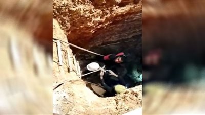 إنقاذ شخصين سقطا بحفرة عمقها عشرات الأمتار (شاهد)