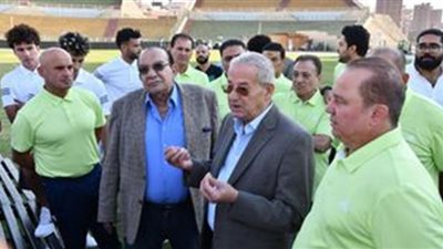 رئيس المقاولون العرب يُحفز اللاعبيين قبل مواجهة المحلة بالدوري