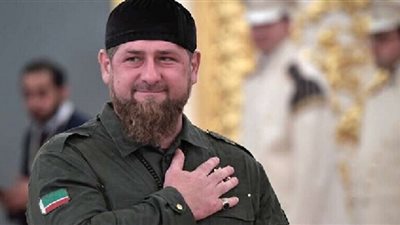 قديروف يلتقي بأسرى أوكرانيين ويطعمهم أطباقًا شيشانية ويعدهم بالإفراج عنهم