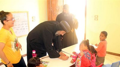 الأنبا ارسانيوس يتفقد خدمة الكنسية ويوزع الهدايا على أطفال 