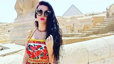 صافيناز تطل بالأبيض ومتابع فستانك يجنن