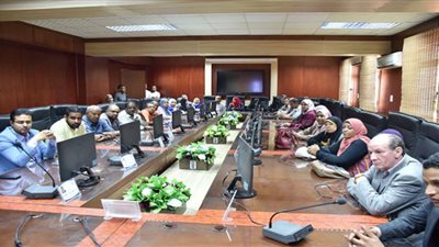 رئيس جامعة الأقصر يلتقي العاملين بالإدارات المركزية