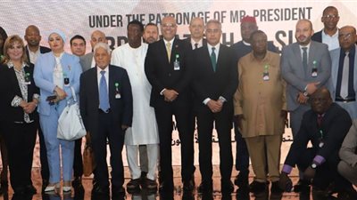 منظمة الوحدة الإفريقية تُسَلِم دِرعَها إلى وزير القوى العاملة