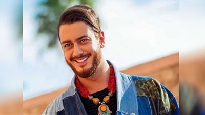 سعد لمجرد يُقبل يد فتاة في حفلته بشرم الشيخ (فيديو)