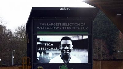 لاعبو مانشستر يونايتد و ولفرهامبتون يودعون بيليه قبل انطلاق المباراة