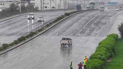 الأمطار تُعلق الدراسة في جامعة جدة بالسعودية