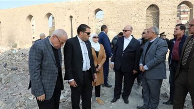 محافظ القاهرة يتفقد أعمال إزالة المباني العشوائية بمنطقة السكر والليمون